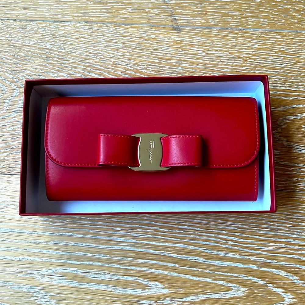 Classic Vara Bow continental wallet in Red